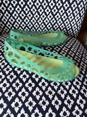 Crocs women’s Adrina flat jelly shoes with peep toe in size 10